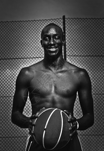 美国黑人锻炼户外年轻美国男子街头篮球运动员的肖像图片