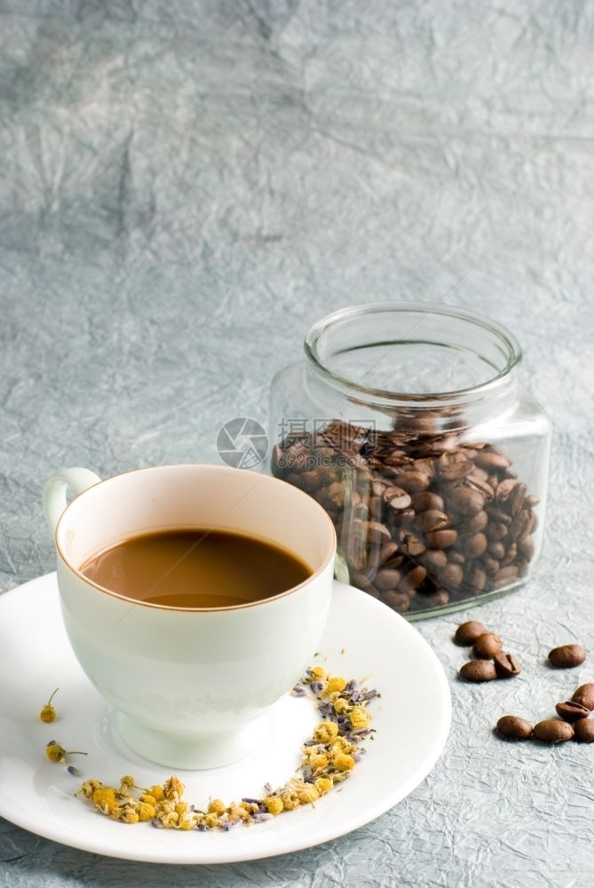 豆摩卡带有玻璃罐咖啡的有特殊反向背景种子图片