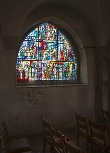 卢森堡天主堂内窗户上的子染色丰富多彩的图片