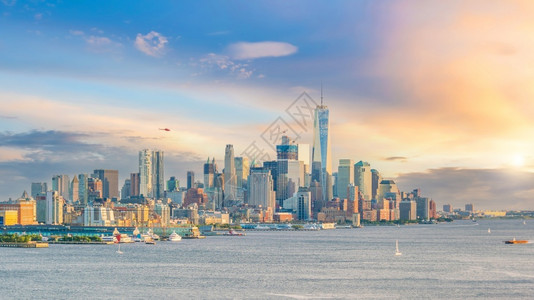 天空美国人高的纽约市日落时曼哈顿天际的市风景办公室高清图片素材