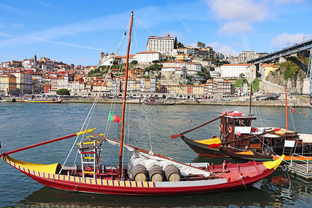 历史的拉贝洛传统罗船对Porto和Duuro河老城的全景图片