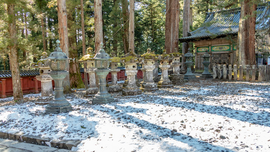 托绍古神社圣地棚外的托罗石灯神圣将军宗教的背景图片