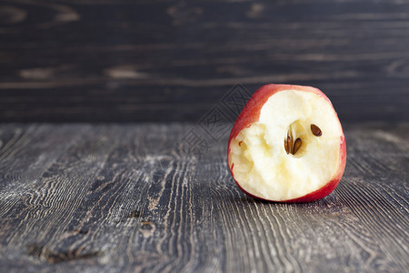 黑苹果树花健康木制的甜最靠近厨房黑木地板的烤红苹果在饭里被咬到的苹果中背景