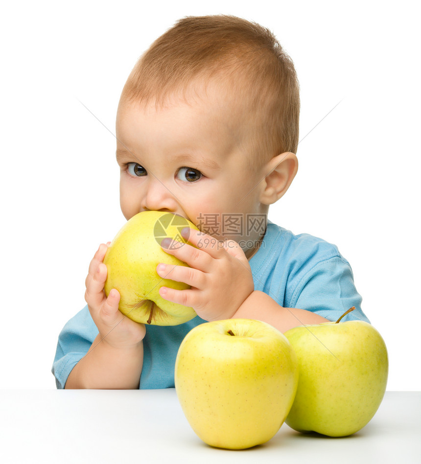 咬着黄苹果的男孩图片