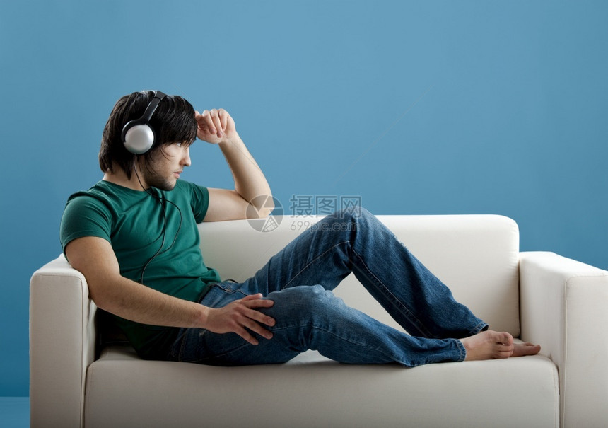 男人20多岁年轻人听音乐趣图片