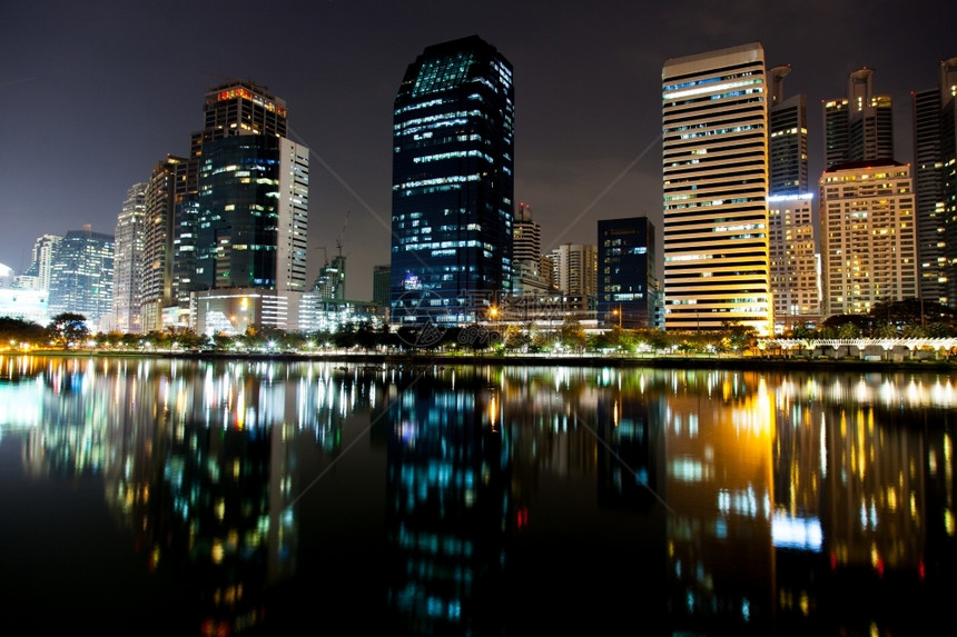 天空曼谷最高的建筑晚上水前轴A反射着各种颜色的光线从水前轴A中反射出来城市景观美丽的图片