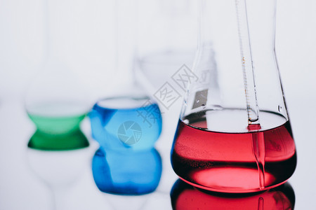 流体玻璃器皿正方形装有多彩液体的玻璃瓶化学实验室样本准备分析图片
