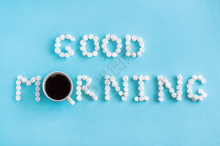 早安艺术立体字热的棉花糖和蓝背景咖啡杯的蓝色背景概念早安白色的杯子背景
