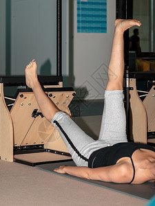 在瑜伽训练房做瑜伽的人图片