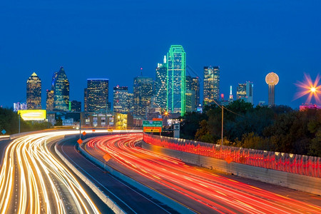 旅行商业美国得克萨斯州黄昏时的达拉斯市中心天际线城的图片