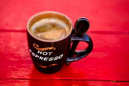 木制背景的一小杯新鲜咖啡泡沫店铺黑色的图片