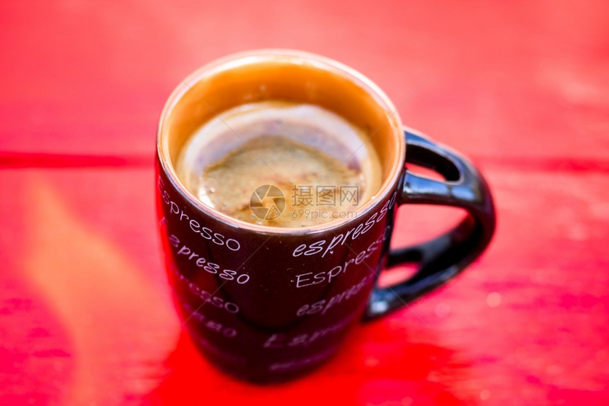 木制背景的一小杯新鲜咖啡最佳饮料卡布奇诺图片