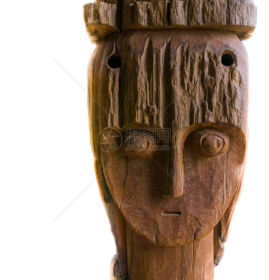 热带在白色背景传统和文化装饰上被隔离的非洲雕刻木像的脸部以白色背景传统和文化装饰氏族老的图片