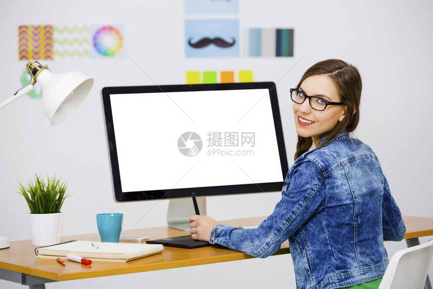 职业技术在创造办公室工作的妇女使用计算机在一个有创意的办公室电脑图片