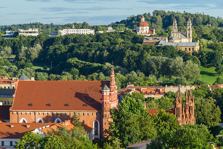 安妮海瑟薇立陶宛语维尔纽斯市圣安妮教堂的顶端风景镇中央背景