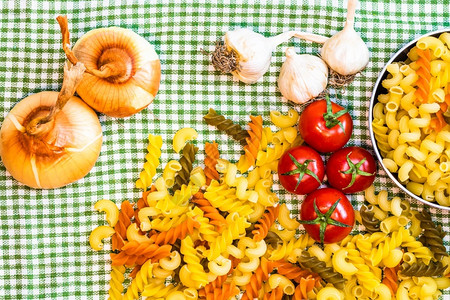 一顿饭意大利语美味的面西红柿洋葱和大蒜做饭意面新鲜的图片