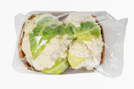 包装好的食物贴上标签在孤立的白色背景上包装和贴有标签的菜花植物包裹背景