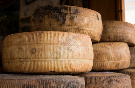 刀意大利语以传统产品集市为主题的手工制作当地奶酪类传统的图片