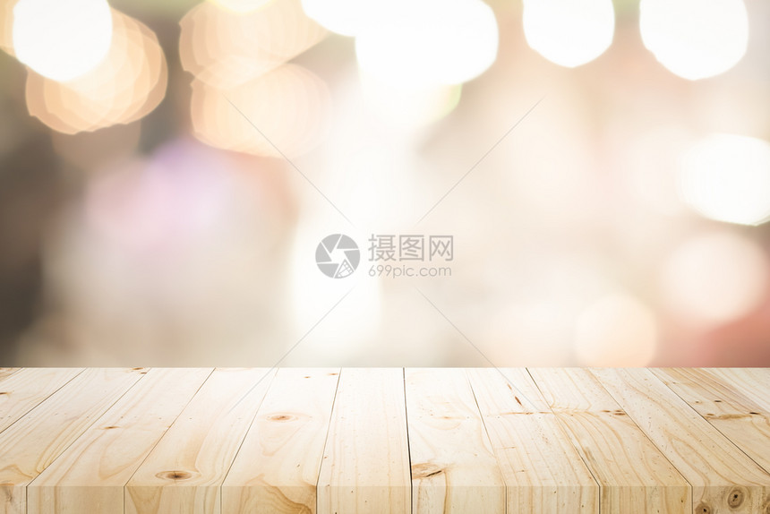 餐厅酒吧空的木桌平台和夜间bokeh黑色的图片