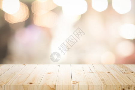 餐厅酒吧空的木桌平台和夜间bokeh黑色的图片