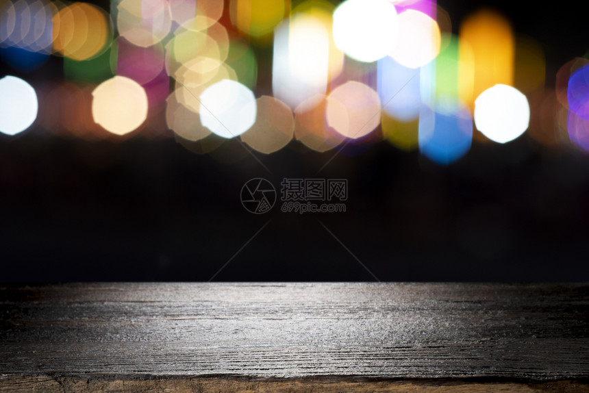 夜晚餐厅空的木桌平台和夜间bokeh广告图片