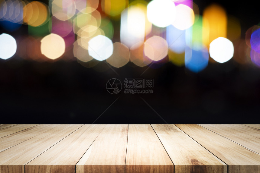 酒馆黑色的空木桌平台和夜间bokeh蓝色的图片