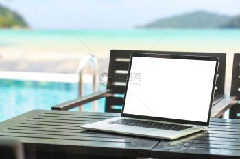 海边桌上的笔记本电脑图片