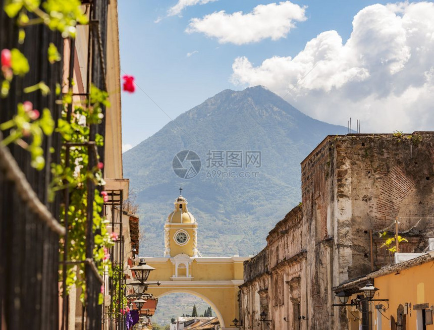 旅游拉丁安提瓜危地马拉经典的殖民小镇后面有著名的圣卡塔利娜拱门和阿瓜火山户14图片