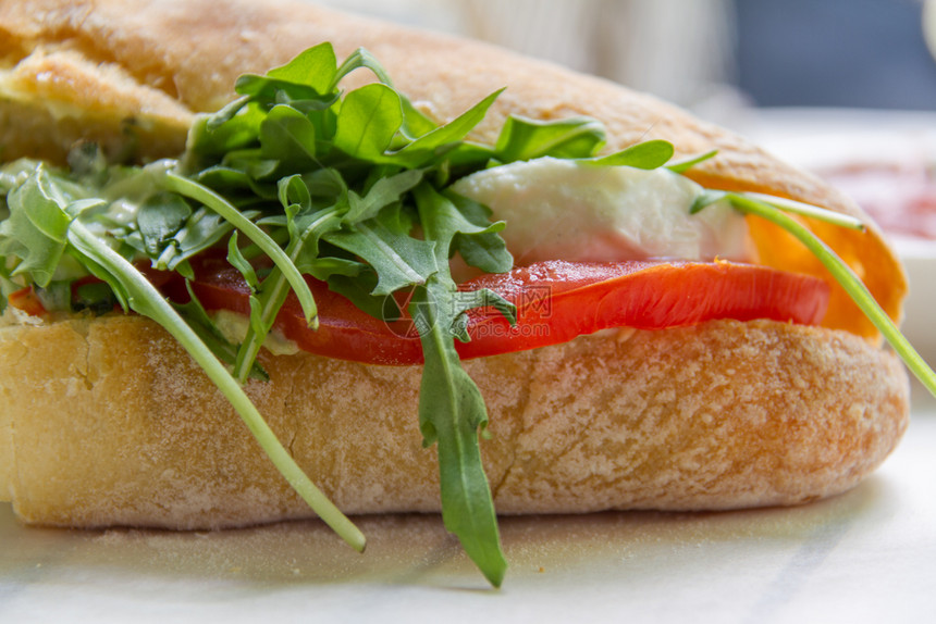 香蒜番茄火箭和莫扎雷拉三明治特制照片一顿饭饮食图片