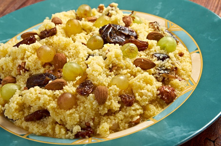 素食主义者葡萄干Mesfouf是一道阿尔及利亚和突尼斯菜柑橘蒸粗麦粉沙拉库斯蜜糖高清图片素材