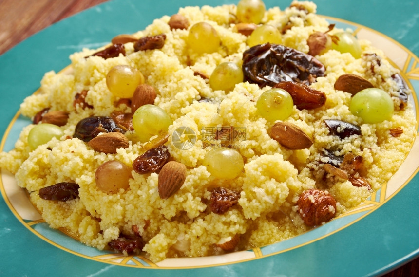 晚餐蜜糖谷物Mesfouf是一道阿尔及利亚和突尼斯菜柑橘蒸粗麦粉沙拉
