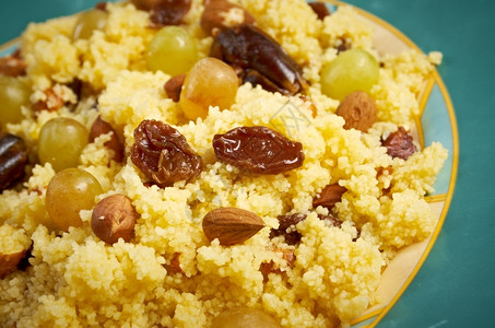 Mesfouf是一道阿尔及利亚和突尼斯菜柑橘蒸粗麦粉沙拉厨师蜜糖新鲜的水果高清图片素材