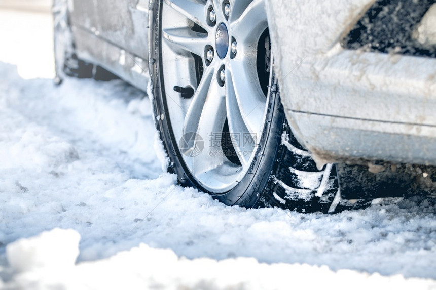 气候冬季在充满雪的公路上关闭汽车轮胎户外霜图片