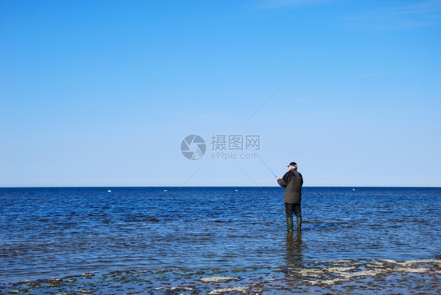 男人在海边钓鱼图片