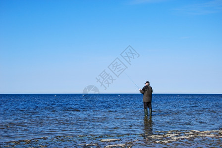 男人在海边钓鱼图片