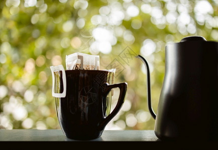 即溶咖啡简单的咖啡因禅在家中的后院里在清晨做热饮时即咖啡DripBagZen和CozyLiving背景