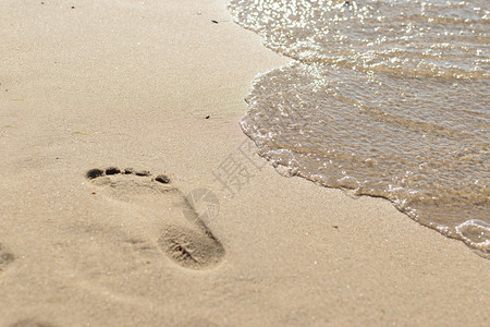 海浪沙滩上的脚印图片