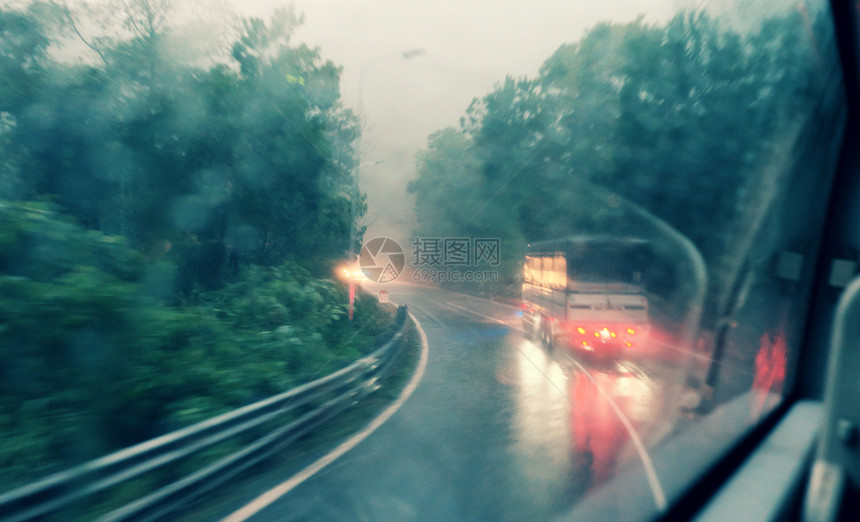 雨天车窗的彩色模糊沿公路运动一排树形在路边闪亮时模糊不清优质的室内伤心图片