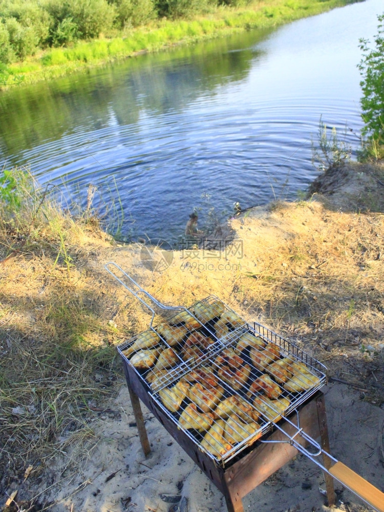 河边烧烤聚餐图片