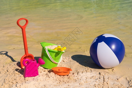 沙滩上的塑料玩具图片