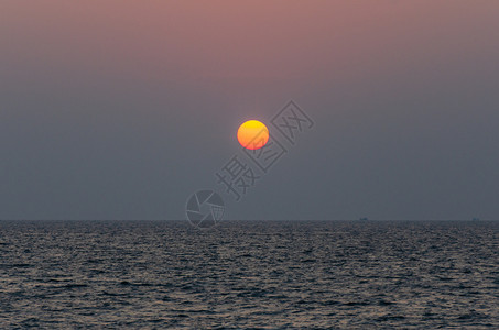 地平线海中美丽的日落景色图片