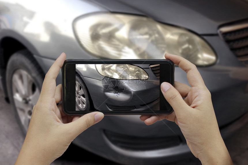 司机汽车损害手持智能机在车祸现场拍照为保险事故而发生车祸的现场拍摄图片