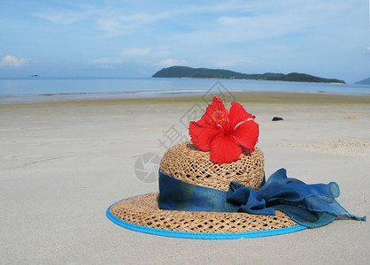 沙滩上的草帽高清图片