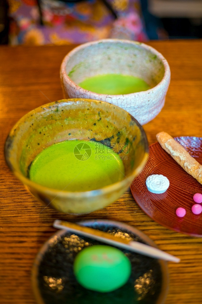 热的白色传统京都式日本茶馆绿色叶碗图片