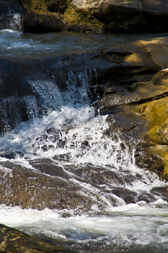 水级联清迈附近梅萨瀑布的一部分森林图片
