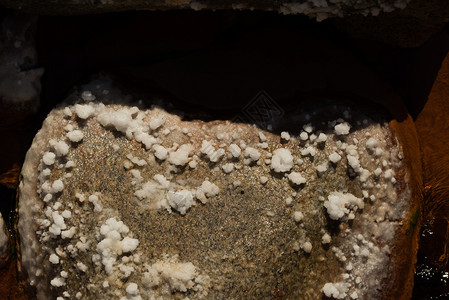 咸火山在岩石上燃起硫酸盐在岩石上悬崖矿物图片
