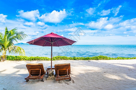 海岛上的遮阳伞躺椅图片