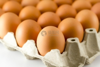 在纸托盘中关闭鸡蛋营养壳棕色的图片