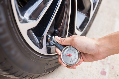 胎压计周关心酒吧车辆轮胎压力测量的手握强器近距离安装背景