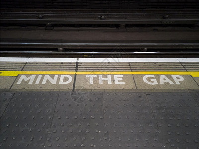 首都注意伦敦市中心地下的Gap标志注意伦敦市中心的地下标志路户外图片